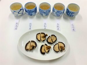 低温乾燥椎茸の出汁の飲み比べをするところの画像