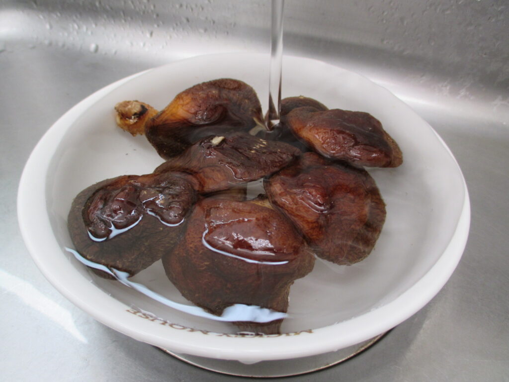 冷凍しいたけを流水解凍している写真